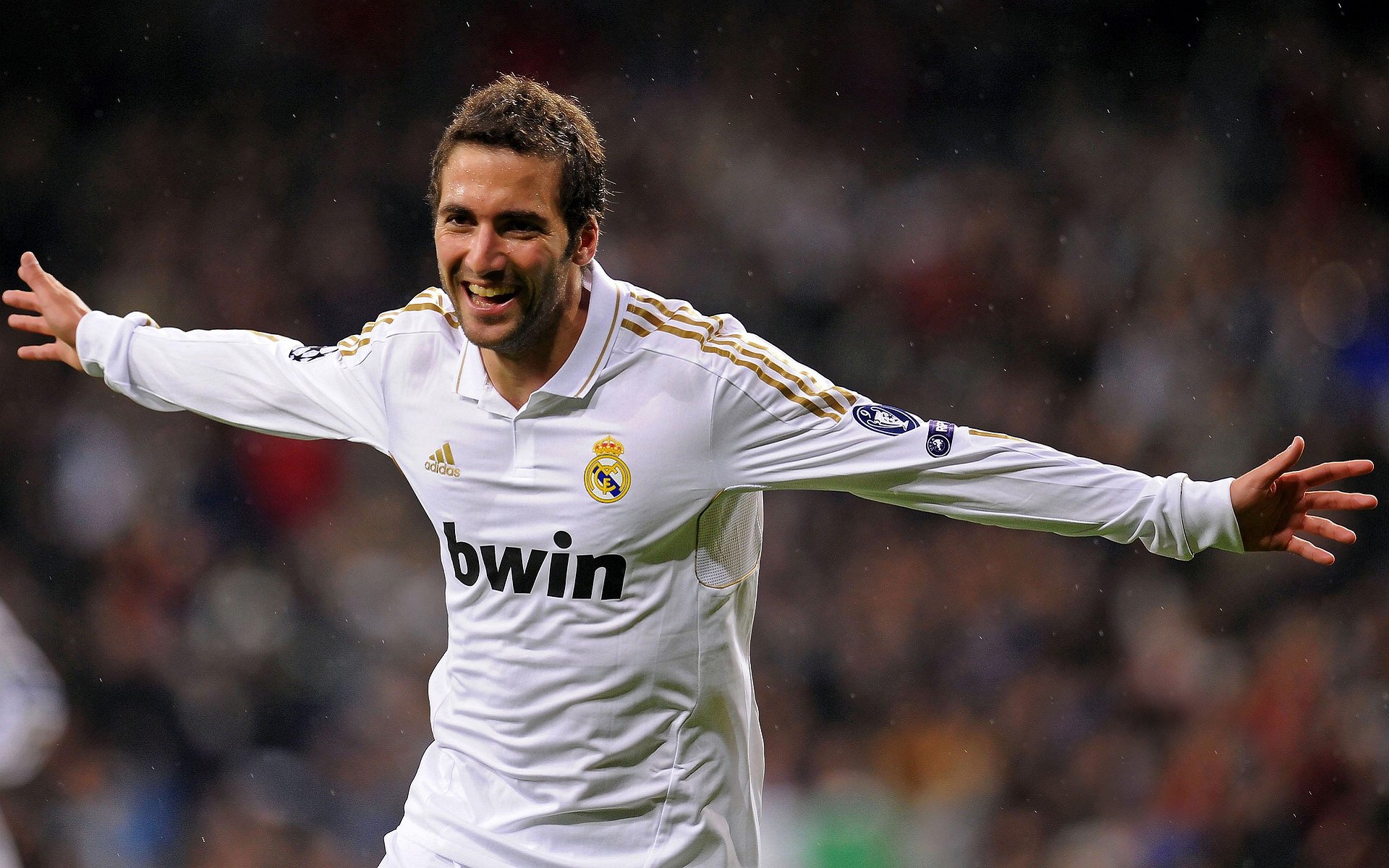 比利时骑手弗洛尔·德·温内在2024年欧洲三项赛锦标赛中以“Thunder”马匹获得个人铜牌,表现出色。