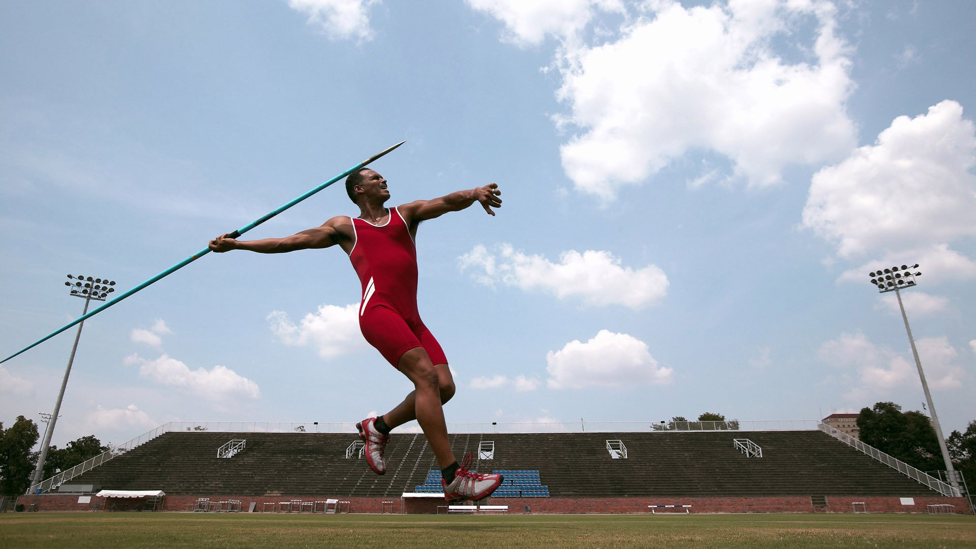 德国骑手格里高利·瓦特莱特在2024年国际马术联合会障碍赛世界巡回赛中以“Maximus”马匹获得个人第五名,展现坚韧精神。